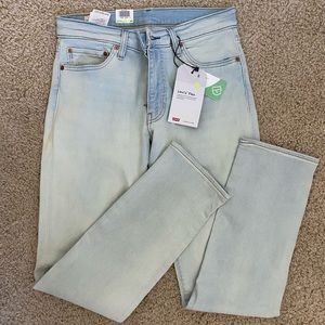 MENS NEVER BEEN WORN LEVIS 32 x 32